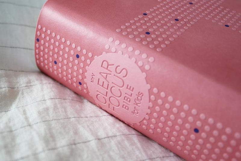 NIrV, Clear Focus Bible for Kids (Help Kids with ADHD or Dyslexia Read with Confidence), Leathersoft, Pink: Help Kids with ADHD or Dyslexia Read with Confidence Leather Bound