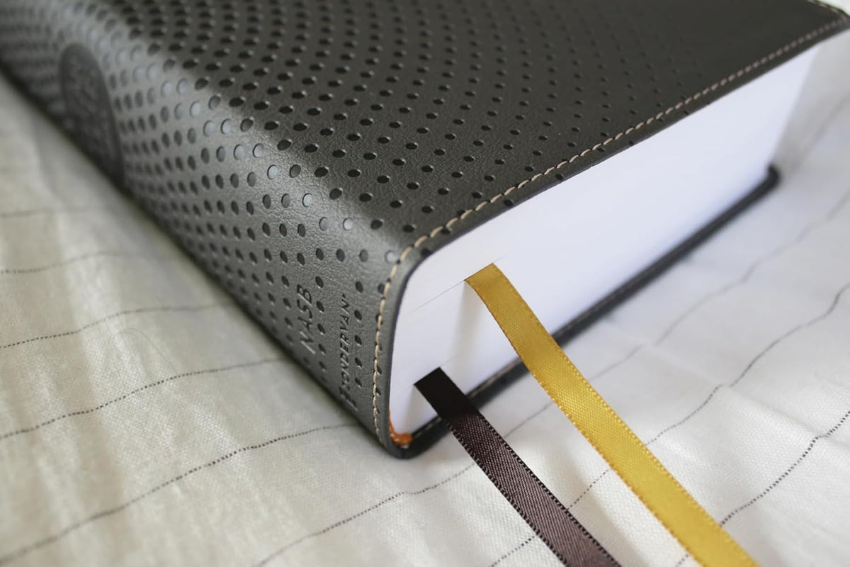 NASB Clear Focus Bible (Charcoal Brown Leathersoft)